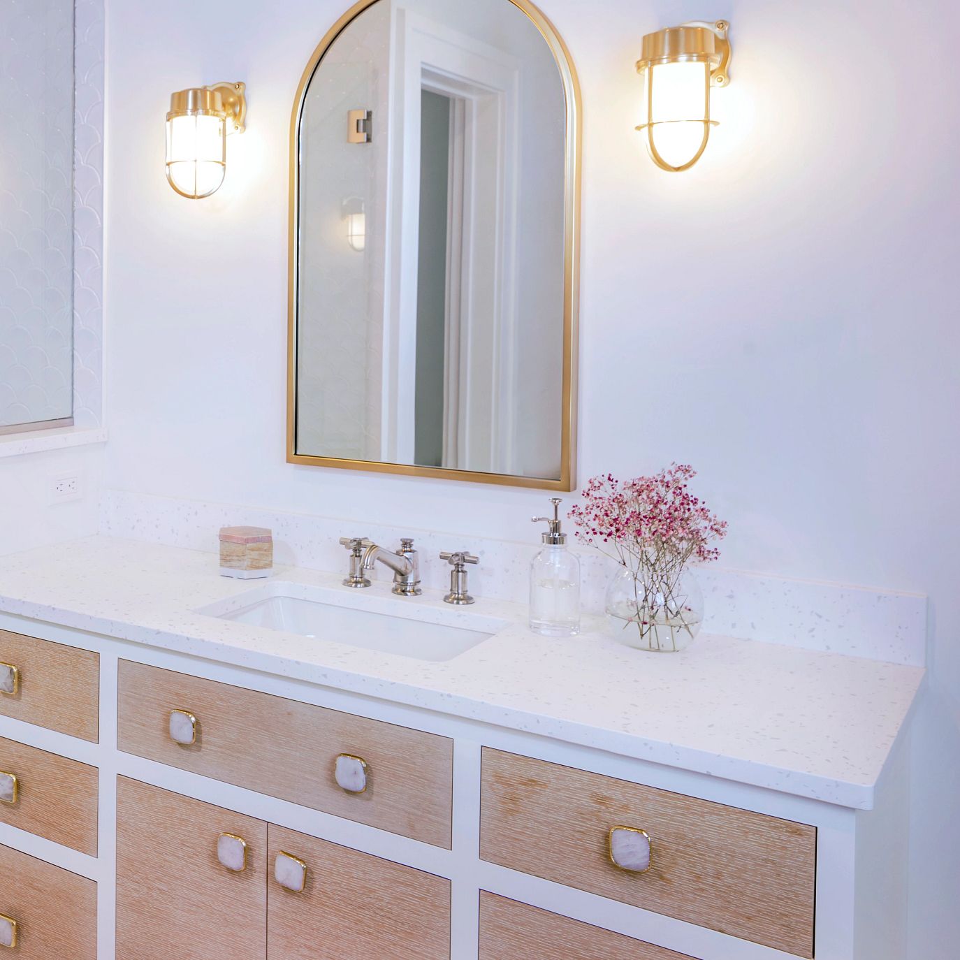 A picture containing wall, indoor, bathroom, white
Description automatically generated