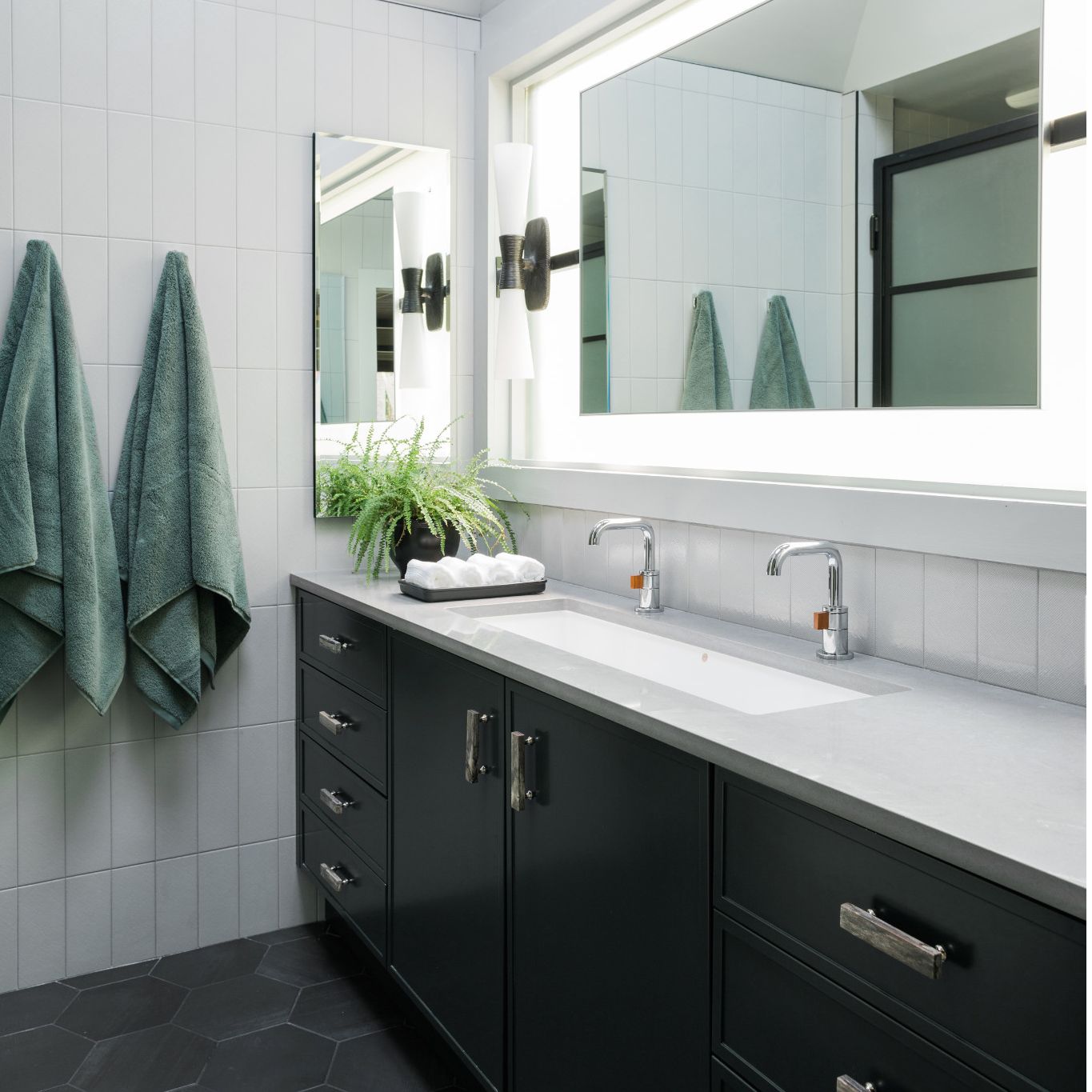 A bathroom with a large mirror
Description automatically generated with low confidence