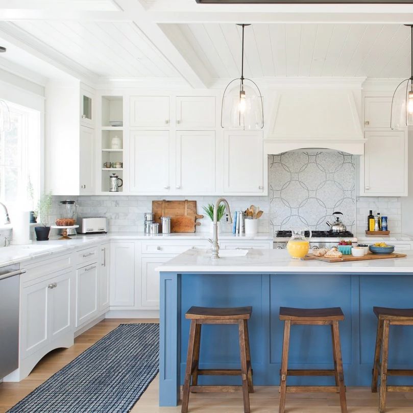 14 Traditional White & Warm Kitchens To Brighten Up the Home - Refine ...