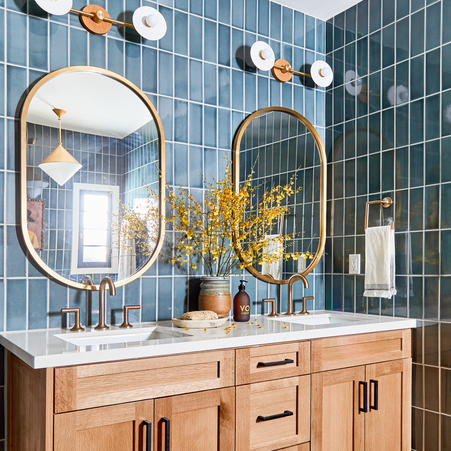A bathroom with a large mirror
Description automatically generated with medium confidence