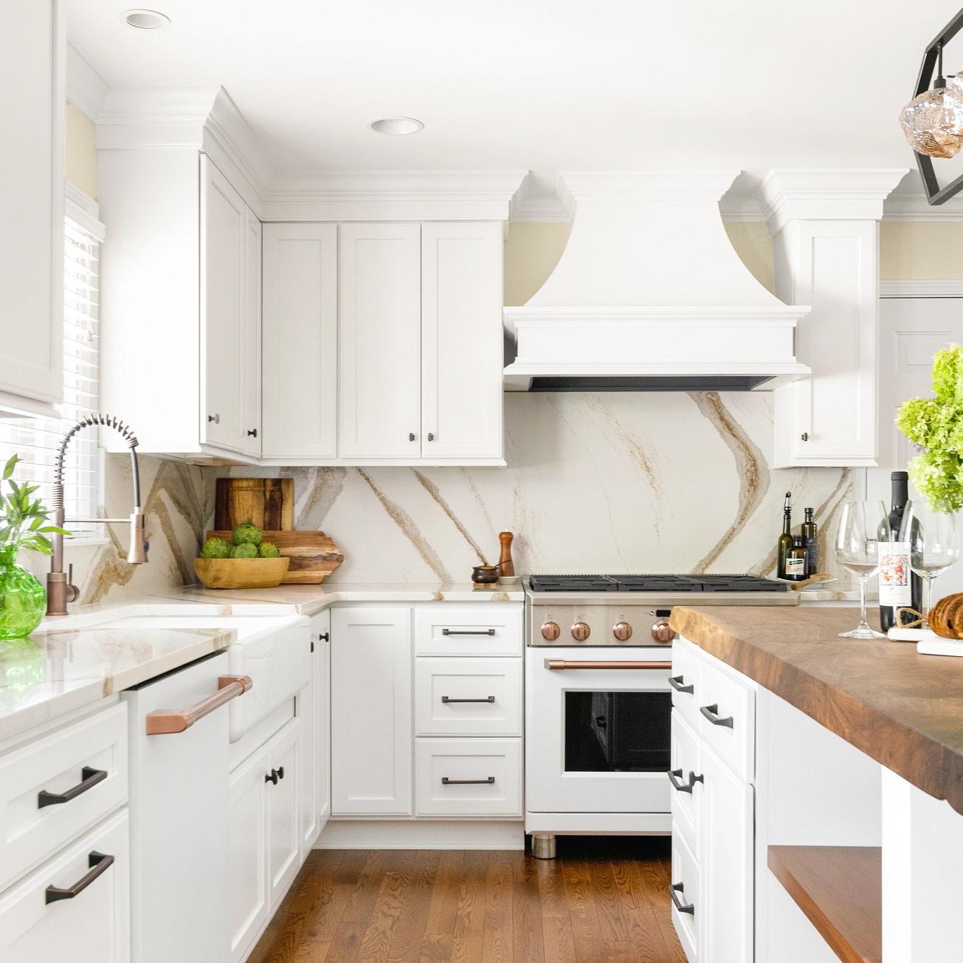 A kitchen with white cabinets

Description automatically generated