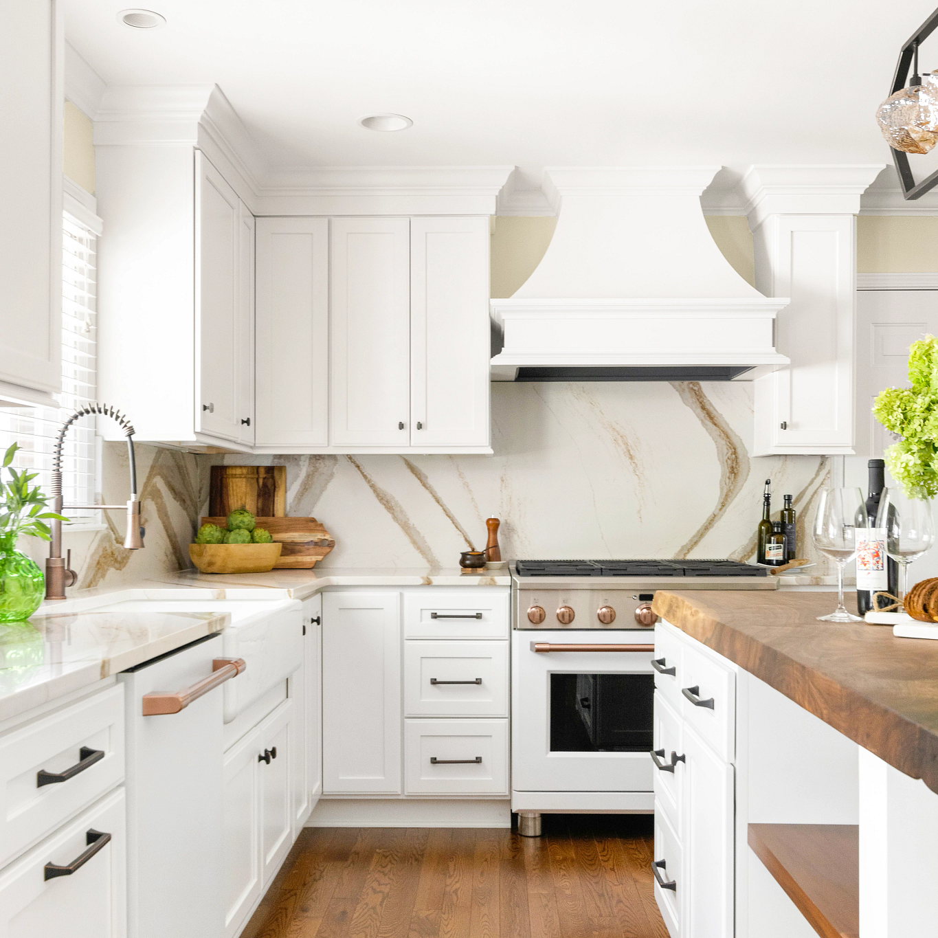 A kitchen with white cabinets
Description automatically generated