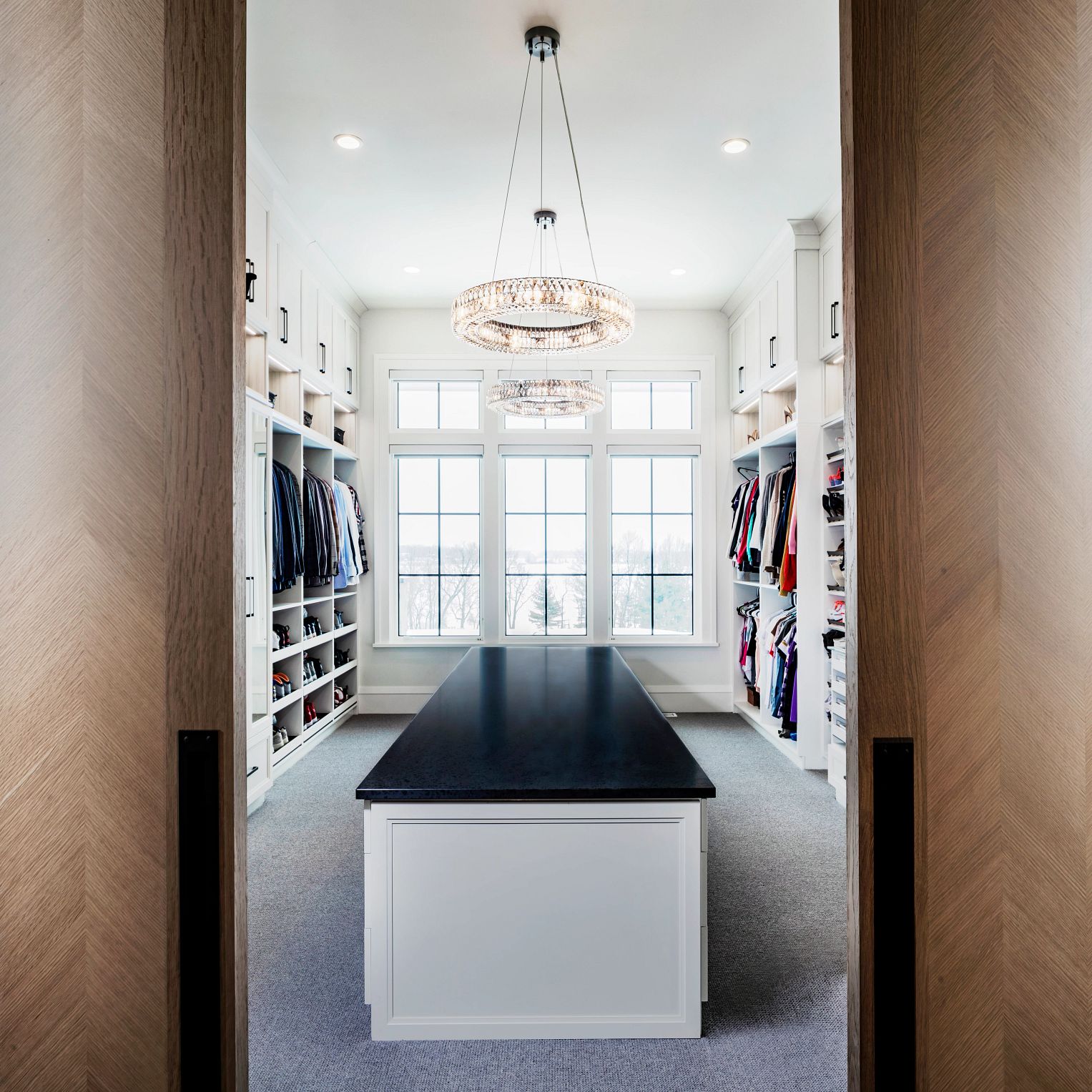 A hallway with a chandelier
Description automatically generated with medium confidence