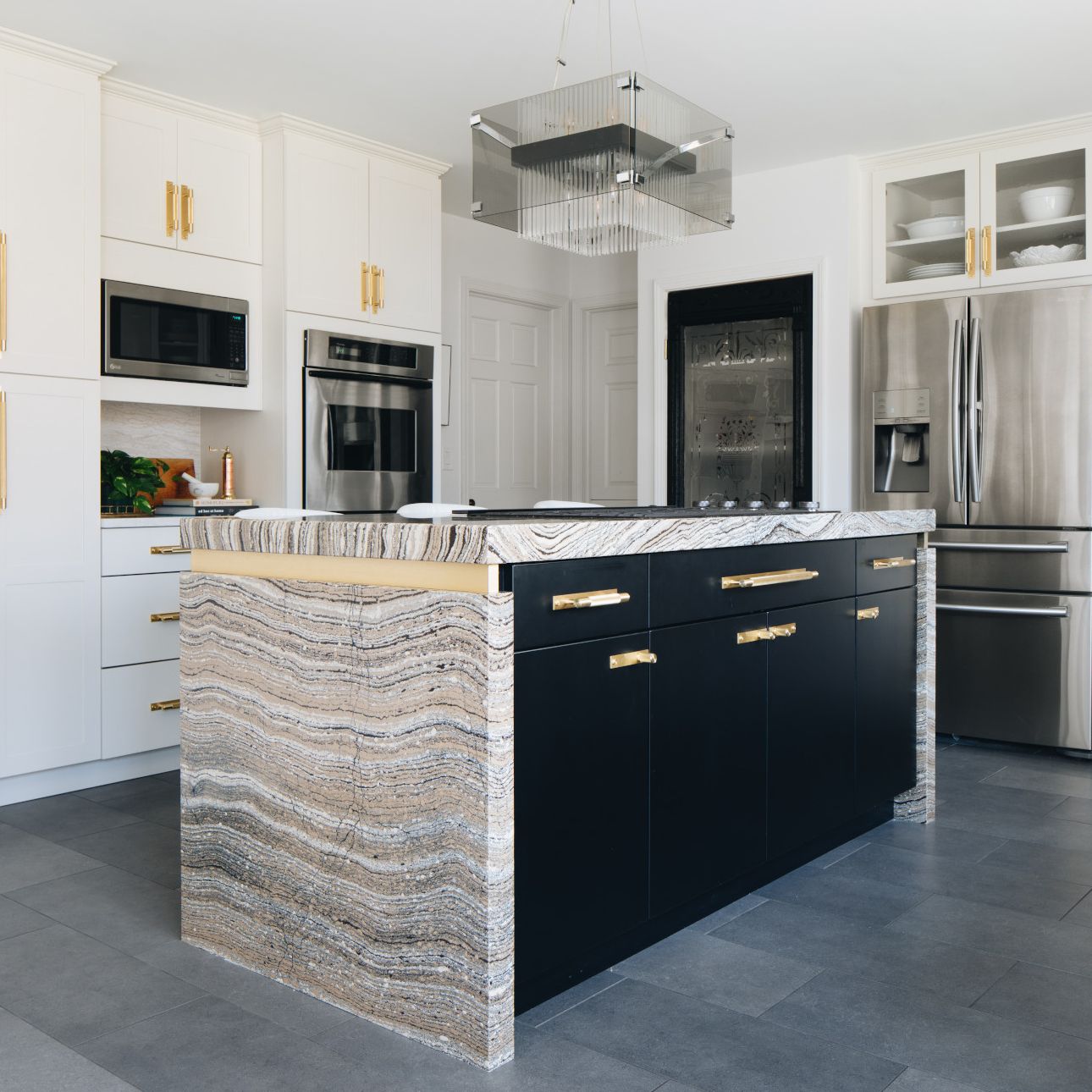 A view of a kitchen
Description automatically generated