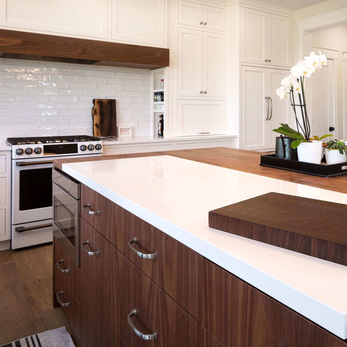 A kitchen with white cabinets
Description automatically generated with medium confidence