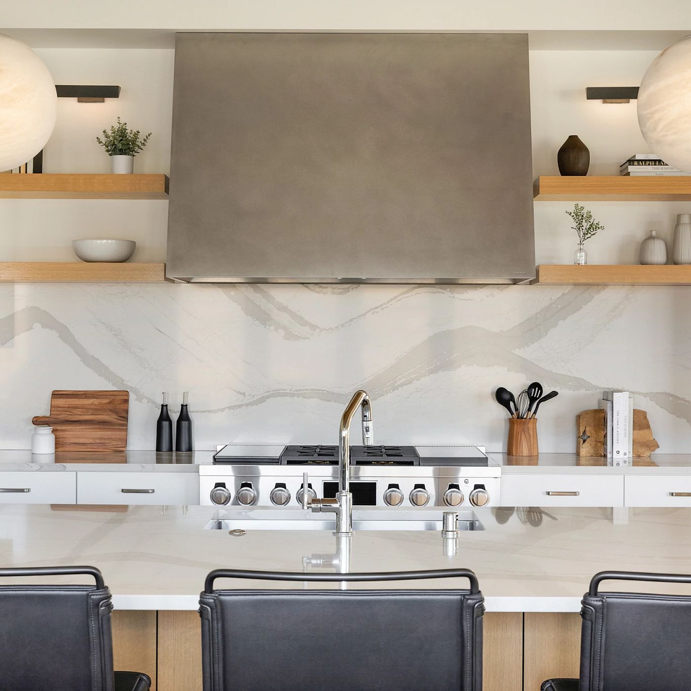A kitchen with white cabinets
Description automatically generated with low confidence