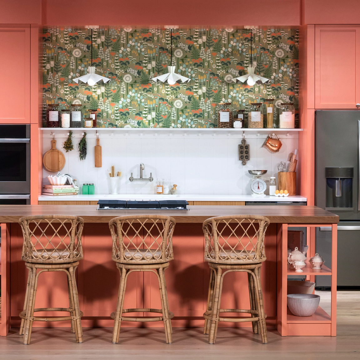 A kitchen with pink cabinets
Description automatically generated with medium confidence