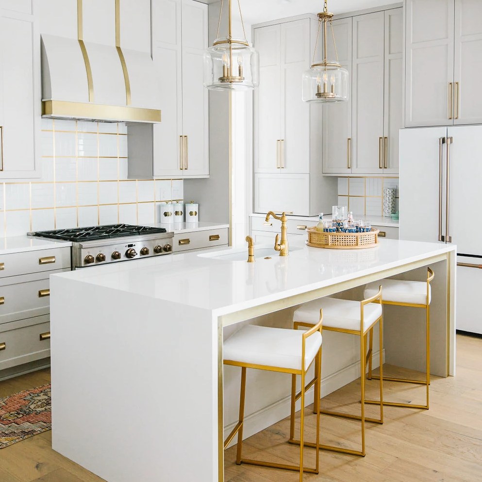 A kitchen with white cabinets
Description automatically generated with medium confidence