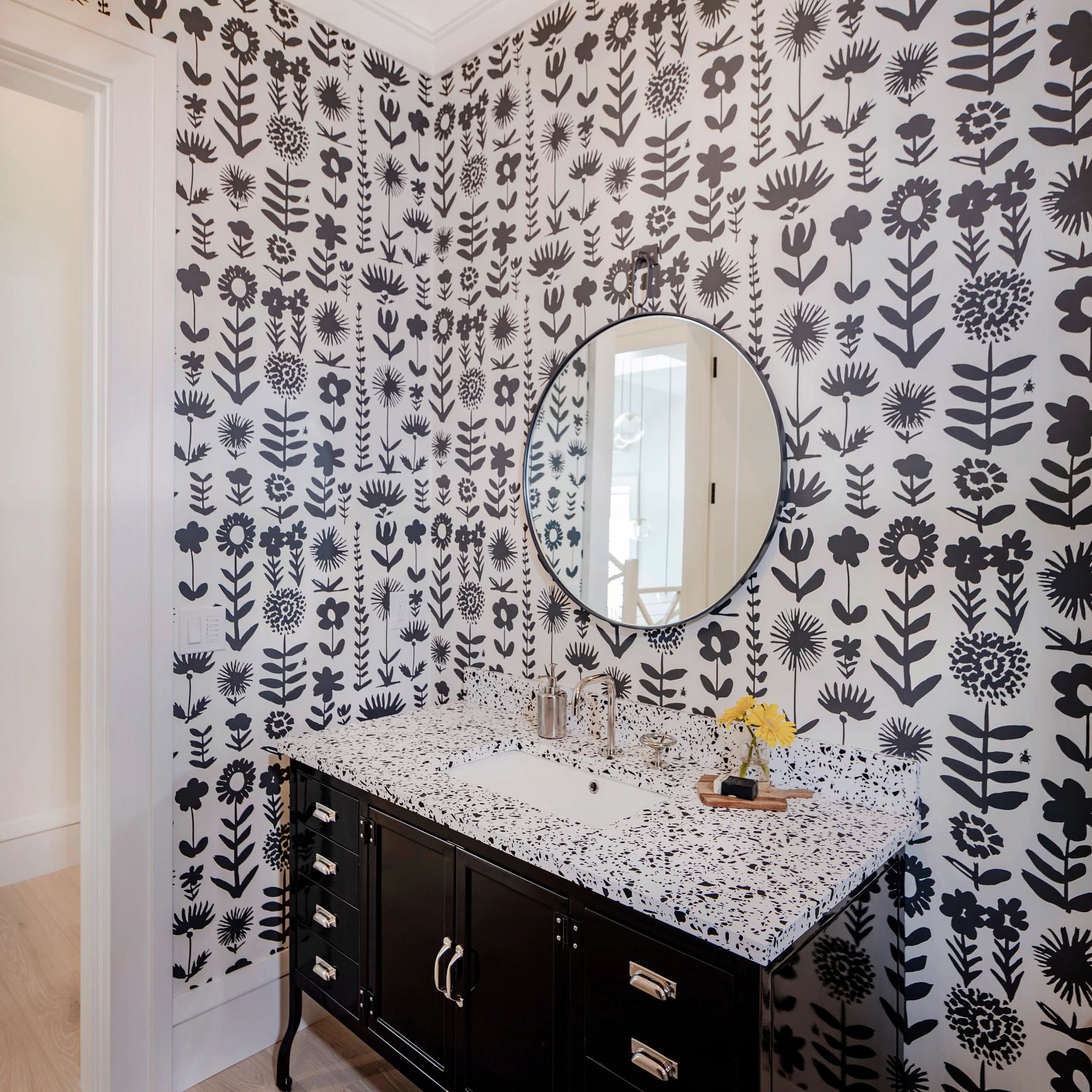 A bathroom with a large mirror
Description automatically generated with low confidence