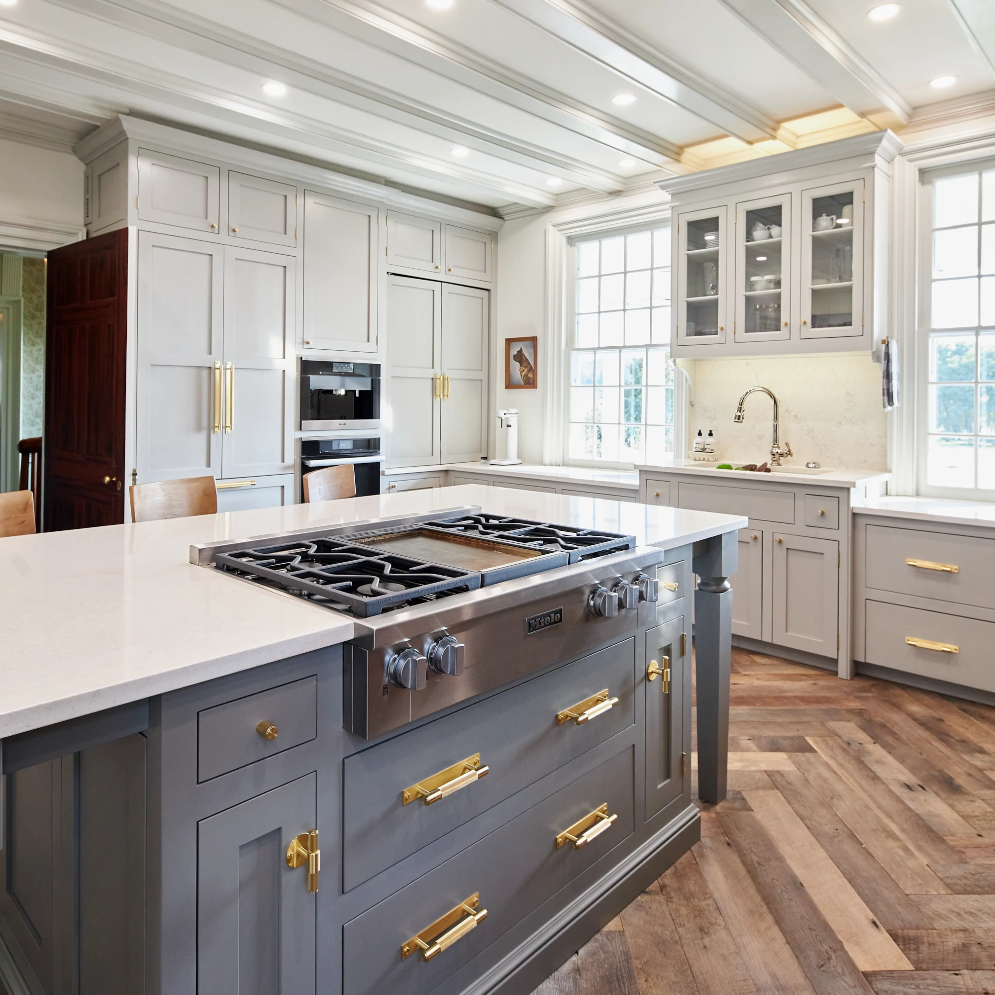 A kitchen with a stove and cabinets
Description automatically generated with low confidence