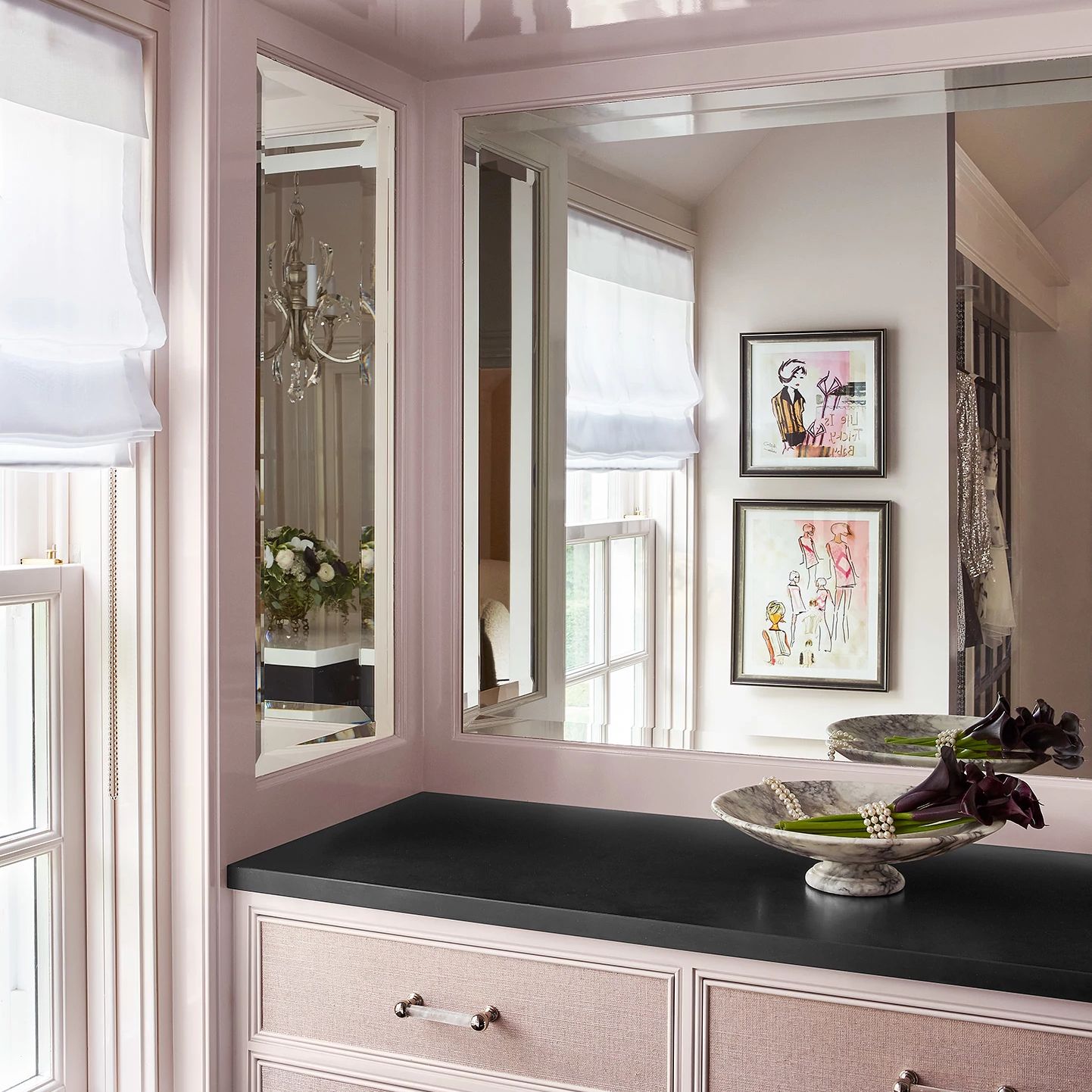 A kitchen with a sink and a mirror
Description automatically generated