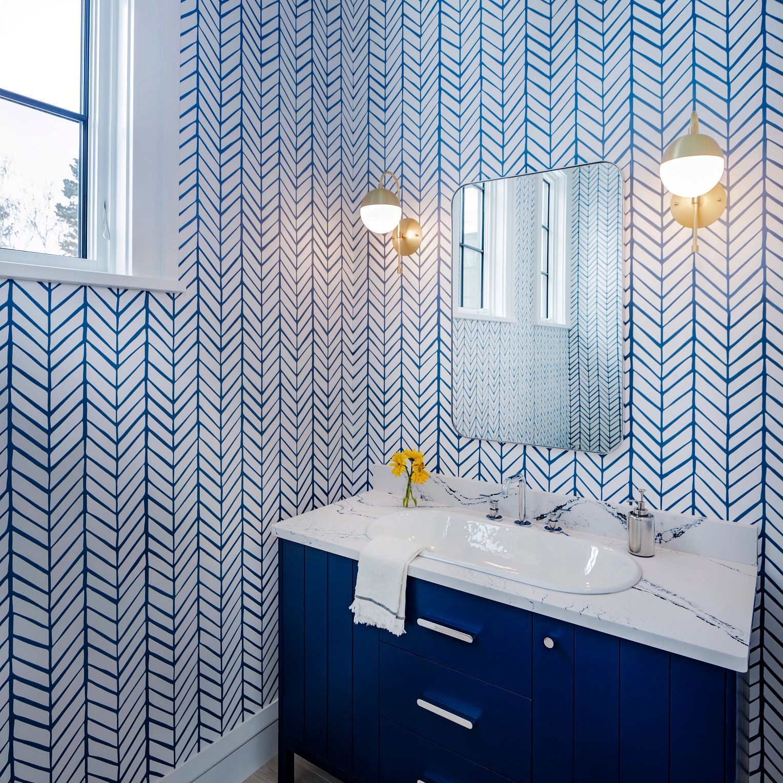 A bathroom with a sink and a mirror
Description automatically generated with low confidence