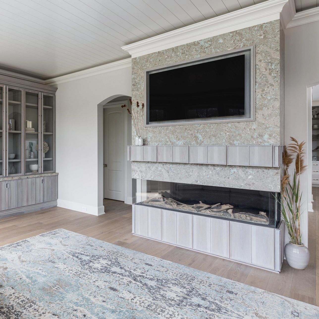 A living room filled with furniture and a fire place
Description automatically generated