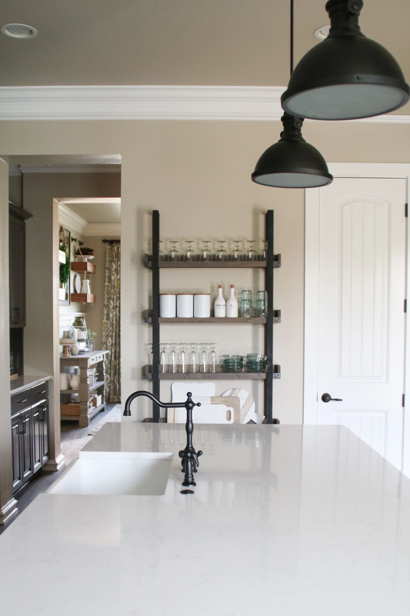 farmhouse kitchen with Torquay quartz countertops