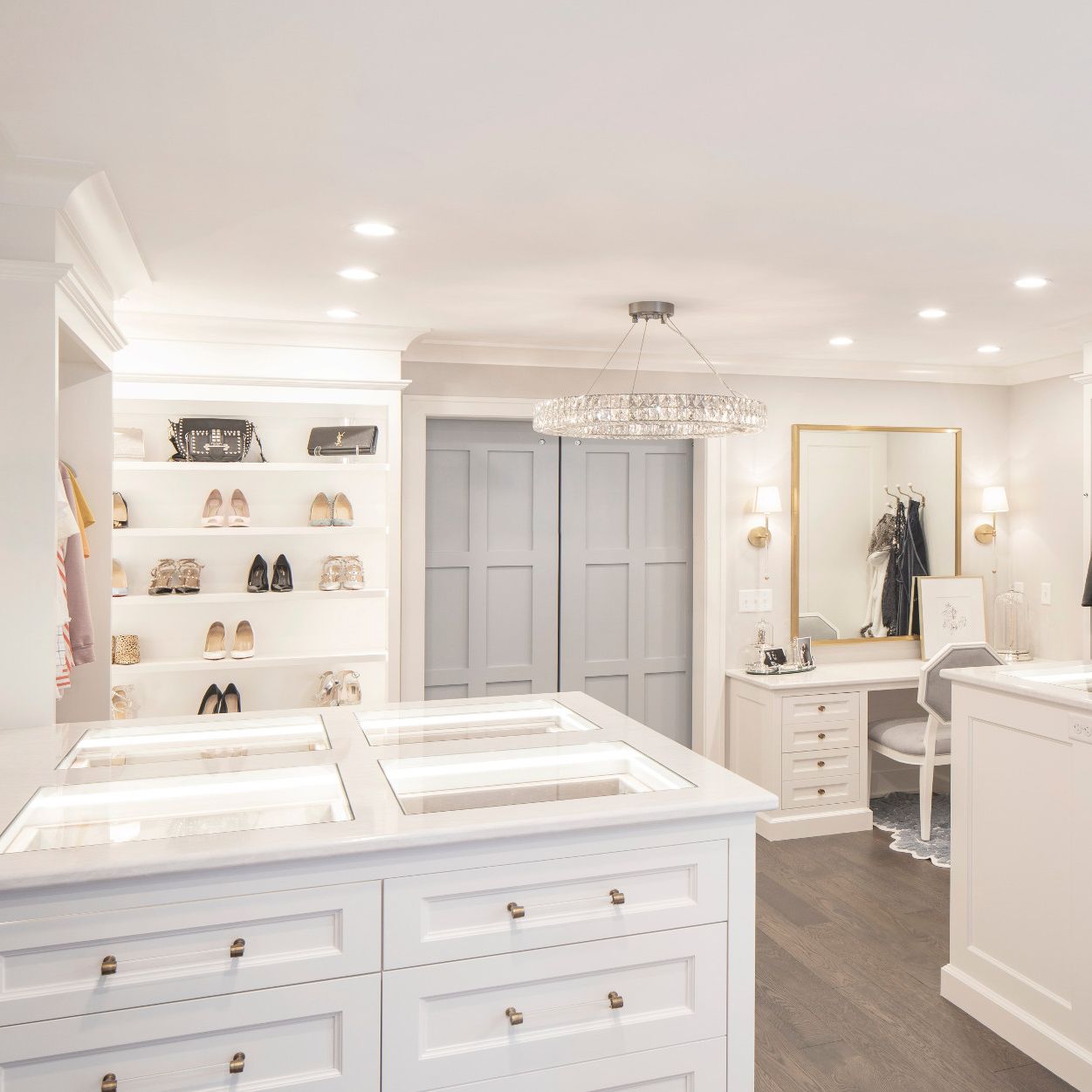 A kitchen with white cabinets
Description automatically generated with medium confidence