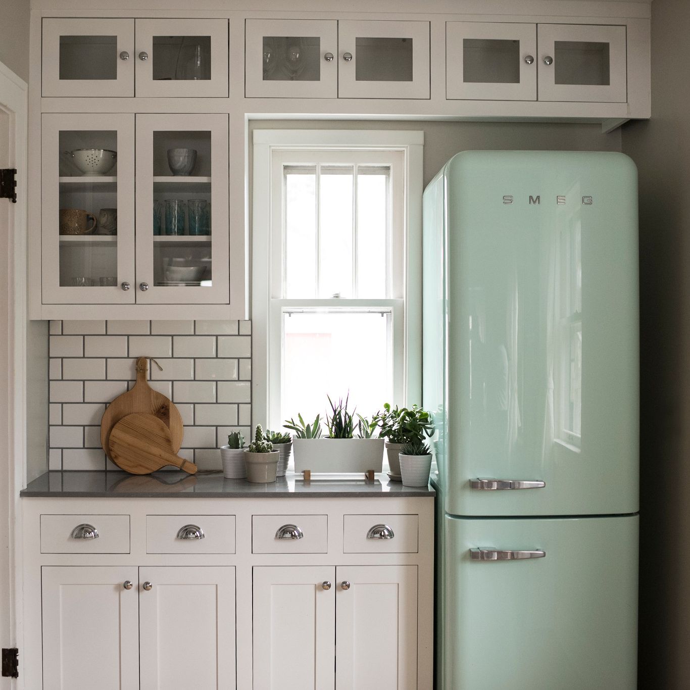 A kitchen with white cabinets
Description automatically generated