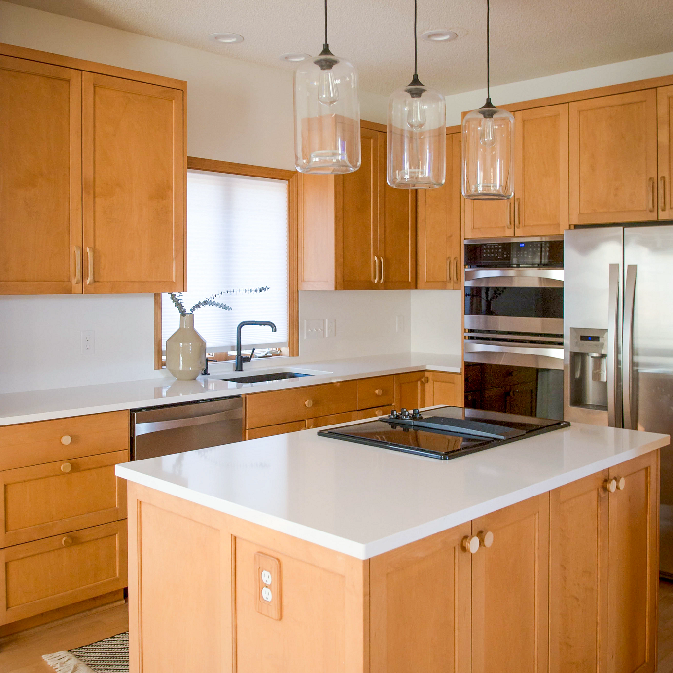 Wood Cabinets With White Countertops, What Color Quartz Countertops Go With Maple Cabinets